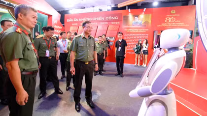 Người dân hào hứng trải nghiệm gian trưng bày của lực lượng An ninh điều tra