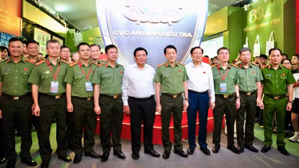 Bộ trưởng Lương Tam Quang tham quan triển lãm 80 năm lực lượng An ninh nhân dân