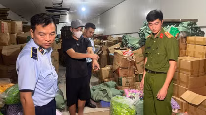 Khởi tố bị can về sản xuất, buôn bán thực phẩm giả tại Hà Nội