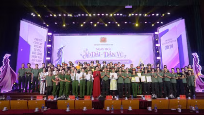 Ngày hội áo dài, dân vũ của phụ nữ Công an Thủ đô