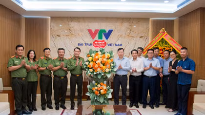Thứ trưởng Trần Quốc Tỏ trao tặng lẵng hoa chúc mừng Đài Truyền hình Việt Nam.