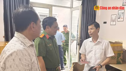 Đại tá Nguyễn Thanh Bình (áo trắng), Phó Giám đốc Công an TP Cần Thơ trực tiếp có mặt tại hiện trường chỉ đạo vụ việc.