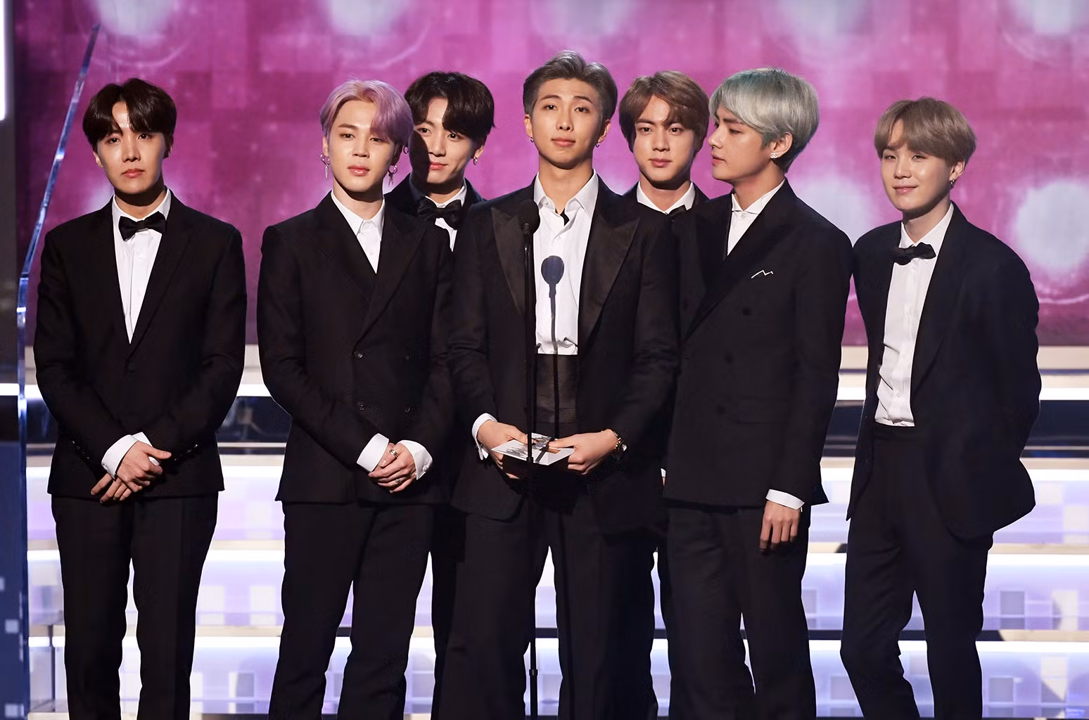 7-thanh-vien-cua-bts-nhieu-lan-xuat-hien-va-trinh-dien-tai-grammy-nhung-chua-khi-nao-cham-gan-den-ken-vang-sau-cung.png
