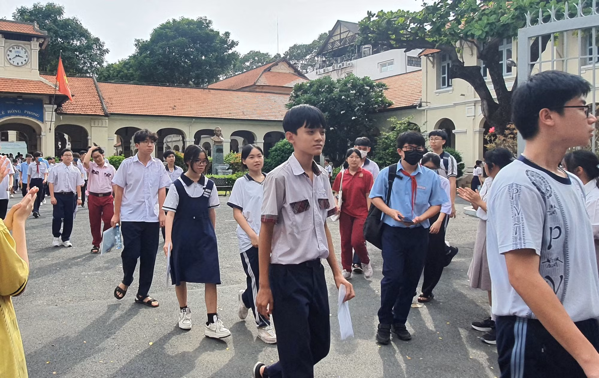 Trường công lập quá tải học sinh đầu cấp ở nhiều khu vực.