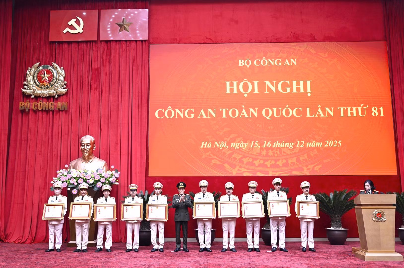 Thừa ủy quyền của Chủ tịch nước, Bộ trưởng Lương Tam Quang trao Huân chương Chiến công hạng Nhất tặng các tập thể, cá nhân: Cục An ninh điều tra; Văn phòng Cơ quan Cảnh sát điều tra; Công an thành phố Hà Nội; Công an thành phố Hồ Chí Minh; Đại tá Đào Hồng Sơn, Phó Cục trưởng Cục Cảnh sát điều tra tội phạm về tham nhũng, kinh tế, buôn lậu; Đại tá Nguyễn Hữu Sơn, Phó Cục trưởng Cục Cảnh sát điều tra tội phạm về tham nhũng, kinh tế, buôn lậu; Đại tá Nguyễn Minh Tuấn, Phó Chánh Văn phòng Cơ quan Cảnh sát điều tra; Đại tá Phạm Mạnh Hùng, Phó Cục trưởng Cục An ninh kinh tế; Đại tá Trần Văn Hùng, Phó Cục trưởng Cục An ninh điều tra. Trao Huân chương Chiến công hạng Nhì tặng Công an thành phố Huế.