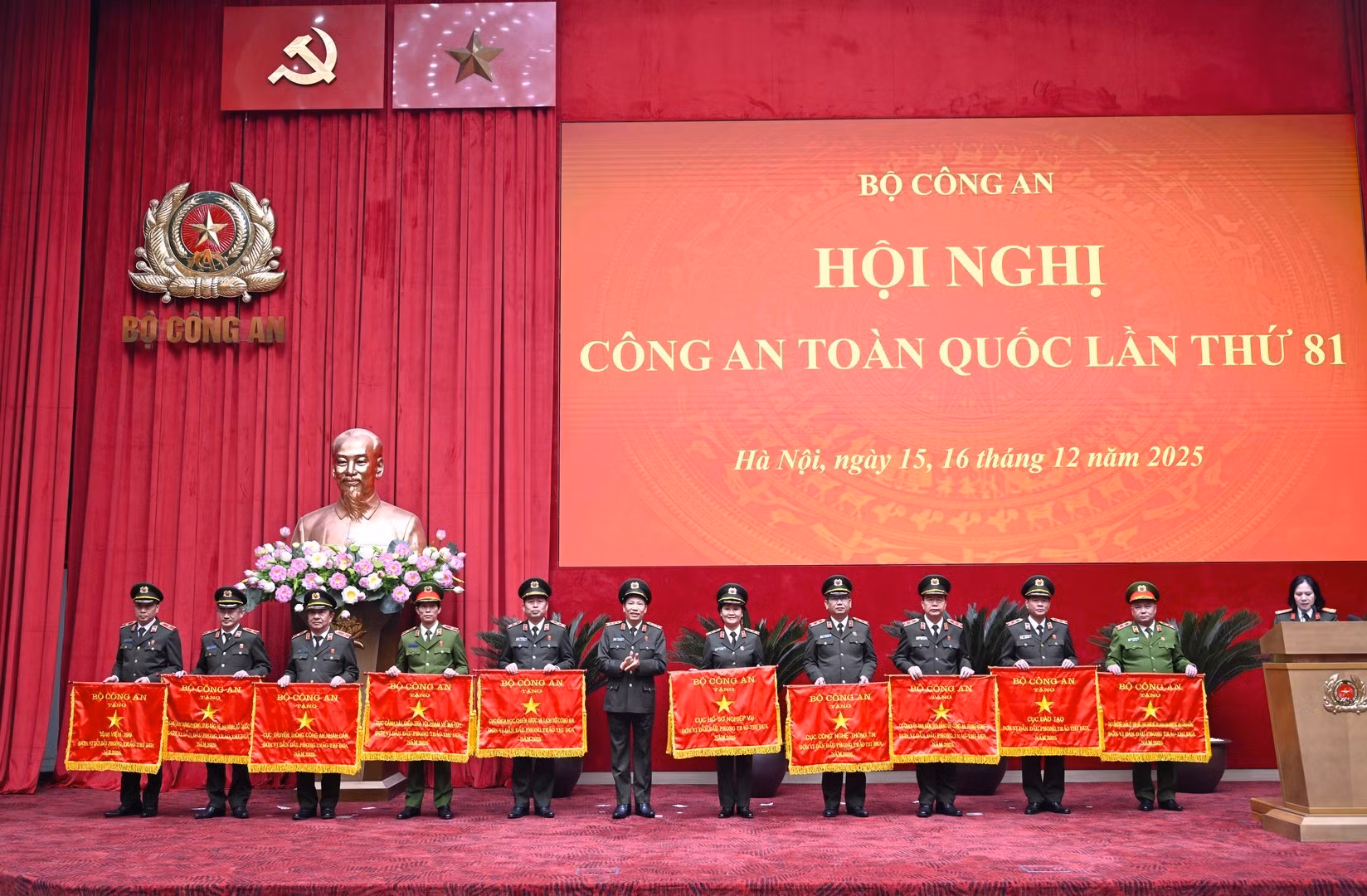 Thứ trưởng Lê Văn Tuyến trao Cờ thi đua của Bộ Công an tặng các đơn vị: Cục Cảnh sát quản lý tạm giữ, tạm giam và thi hành án hình sự tại cộng đồng; Cục Đào tạo; Cơ quan Ủy ban Kiểm tra Đảng ủy Công an Trung ương; Cục Công nghệ thông tin; Cục Hồ sơ nghiệp vụ; Cục Khoa học, Chiến lược và Lịch sử Công an; Cục Cảnh sát điều tra tội phạm về ma túy; Cục Truyền thông Công an nhân dân; Cục Xây dựng phong trào bảo vệ an ninh Tổ quốc; Bệnh viện 199.