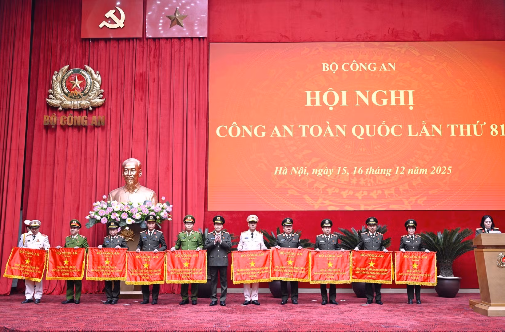 Thứ trưởng Lê Quốc Hùng trao Cờ thi đua của Bộ Công an tặng các đơn vị: Bệnh viện 30-4; Tổng Công ty Viễn thông Mobifone; Cục An ninh kinh tế; Cục Quản lý xuất nhập cảnh; Cục Cảnh sát phòng chống tội phạm về môi trường; Cục Cảnh sát điều tra tội phạm về trật tự xã hội; Viện Khoa học Hình sự; Trung tâm dữ liệu quốc gia...