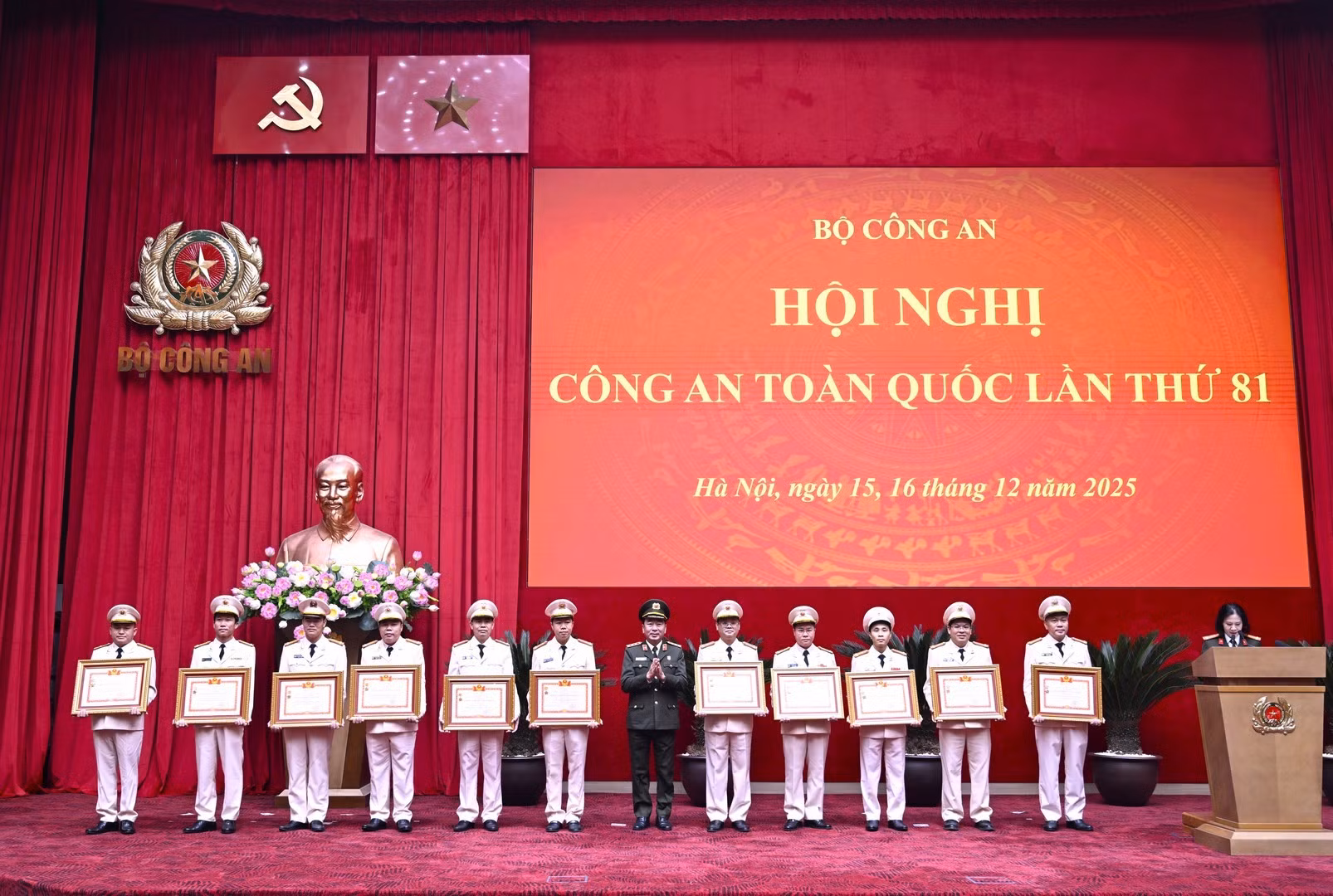 Thứ trưởng Trần Quốc Tỏ trao Danh hiệu "Chiến sĩ thi đua toàn quốc" tặng các đồng chí: Thượng tá Nguyễn Bình Khánh, Trưởng phòng Phòng an ninh kinh tế, Công an thành phố Hải Phòng; Trung tá Trần Anh Tuấn, Trưởng phòng Phòng An ninh mạng và phòng, chống tội phạm sử dụng Công an nghệ cao, Công an tỉnh Quảng Trị; Trung tá Ngô Quốc Vương, Trưởng phòng, Thư ký lãnh đạo Bộ; Đại tá Văn Đức Giao, Trưởng phòng Phòng Quản lý đào tạo và bồi dưỡng nâng cao, Trường Đại học An ninh nhân dân; Đại tá Trần Viết Phương, Phó Cục trưởng Cục Cảnh sát phòng, chống tội phạm về môi trường; Đại tá Phạm Minh Phong, Phó Cục trưởng Cục Cảnh sát quản lý trại giam, cơ sở giáo dục bắt buộc, trường giáo dưỡng; Đại tá Nguyễn Phi Hải, Phó Giám đốc Công an tỉnh Hà Tĩnh; Thượng tá Nguyễn Hồng Sơn, Trưởng phòng Phòng Tham mưu Công an tỉnh Đồng Nai; Trung tá Trần Văn Nghĩa, Phó Trưởng phòng Phòng Tổ chức cán bộ, Công an tỉnh Lâm Đồng; Thượng tá Trần Đức Thân, Trưởng phòng Phòng Cảnh sát hình sự, Công an tỉnh Nghệ An; Thiếu tá Hoàng A Liền, Phó Trưởng phòng Phòng Cảnh sát hình sự, Công an tỉnh Lai Châu.