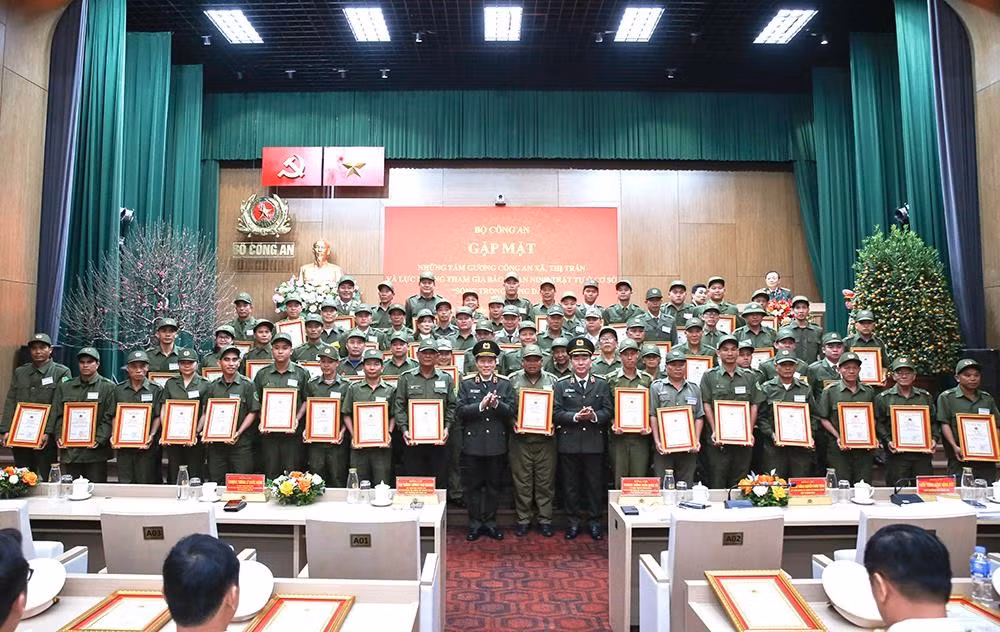 Bộ trưởng Lương Tam Quang và Thứ trưởng Trần Quốc Tỏ trao Bằng khen của Bộ Công an tặng những tấm gương điển hình, tiêu biểu của Lực lượng tham gia bảo vệ an ninh trật tự ở cơ sở tại buổi gặp mặt những tấm gương tiêu biểu Công an xã, thị trấn và Lực lượng tham gia bảo vệ an ninh trật tự ở cơ sở được tổ chức ngày 18/01/2025, tại Hà Nội.
