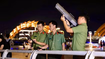Thầm lặng "gác bầu trời" để pháo hoa tỏa sáng đôi bờ sông Hàn 