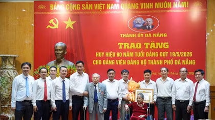 Ủy viên Bộ Chính trị, Thường trực Ban Bí thư Trần Cẩm Tú đã dự lễ trao Huy hiệu 80 năm tuổi Đảng.