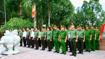 Thứ trưởng Đặng Hồng Đức tri ân các Anh hùng liệt sĩ An ninh Khu V và thăm người có công 