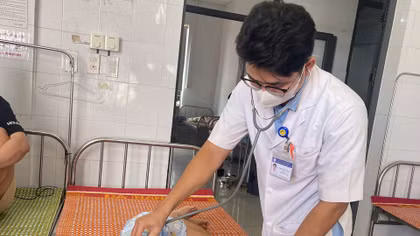 Hơn 40 người nhập viện nghi ngộ độc sau khi ăn bánh mì