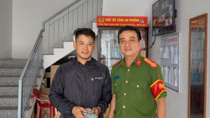 Công an phường trao trả tiền và điện thoại cho du khách đánh rơi