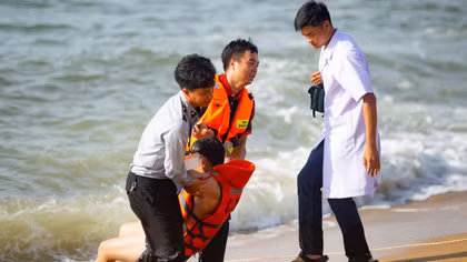 Diễn tập cứu nạn cứu hộ du khách tại Bán đảo Sơn Trà, Đà Nẵng. 