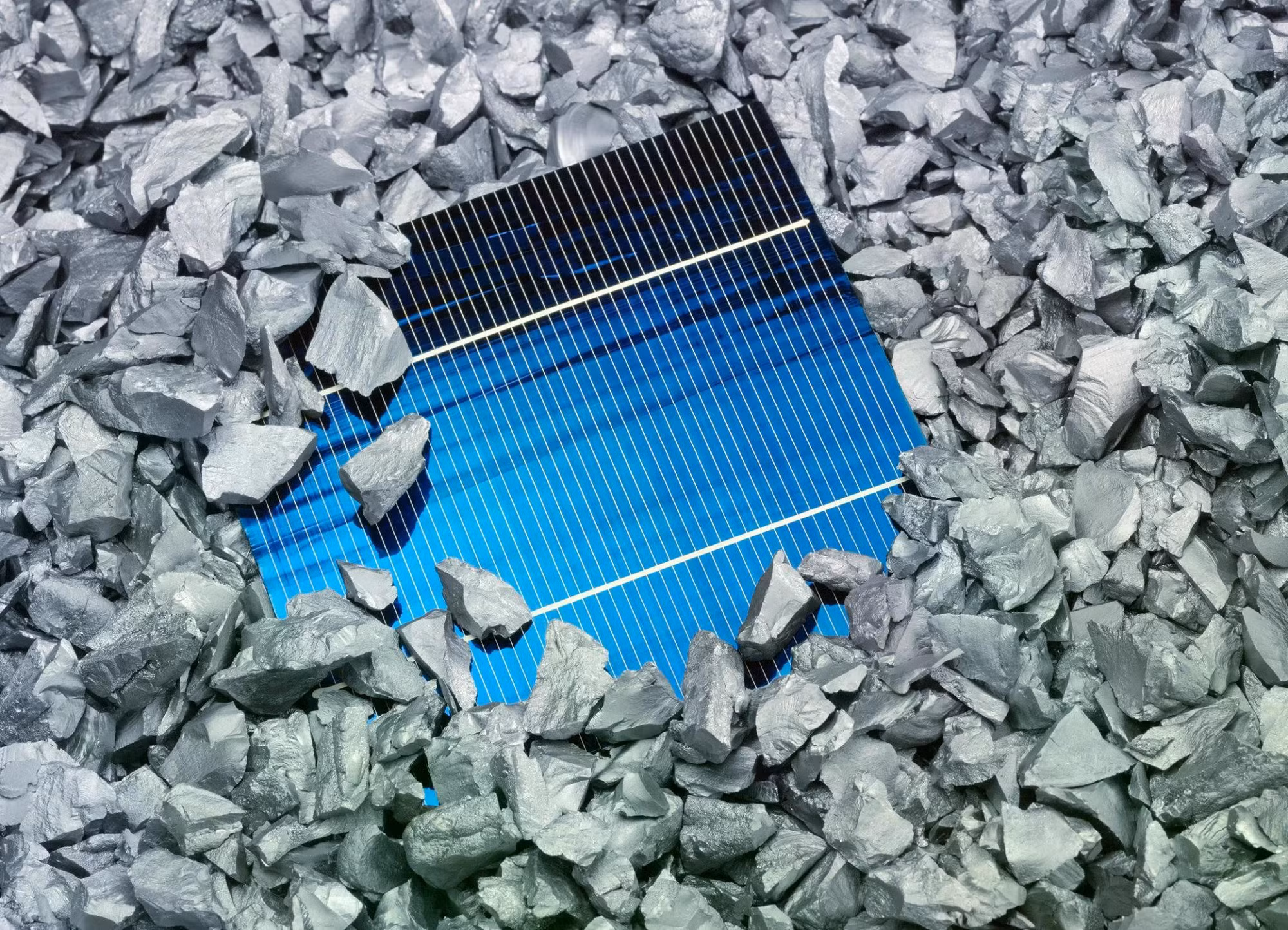 Polysilicon là silicon có độ tinh khiết cao, giữ vai trò quan trọng trong hai ngành công nghiệp mà Washington đặc biệt quan tâm là năng lượng mặt trời và bán dẫn. Ảnh: Wacker