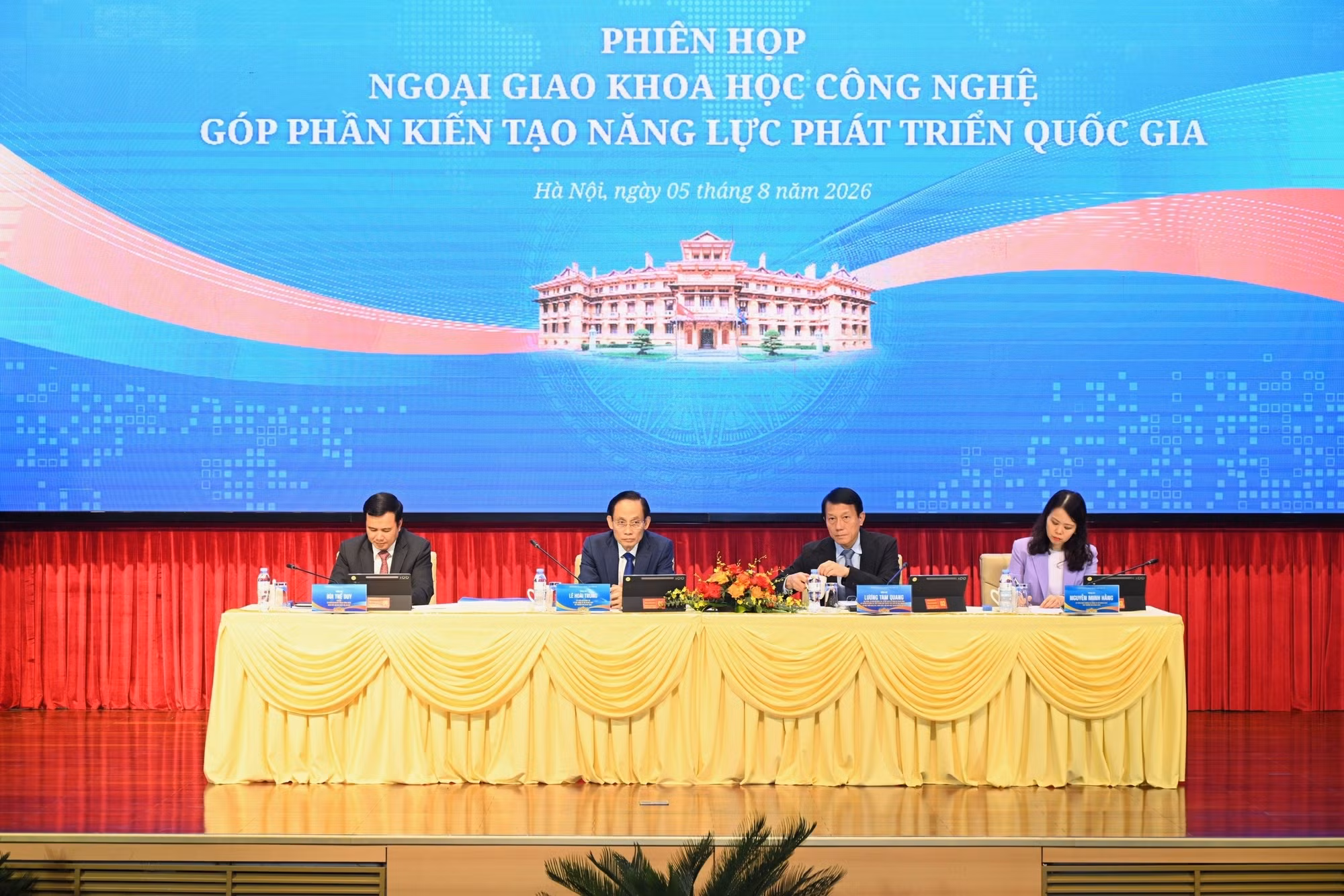Phiên họp "Ngoại giao khoa học công nghệ góp phần kiến tạo năng lực phát triển quốc gia" diễn ra chiều 5/8 tại Hà Nội.