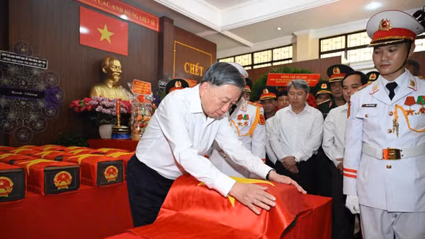 Tổng Bí thư, Chủ tịch nước Tô Lâm dâng hương các anh hùng liệt sĩ tại công viên Lê Thị Riêng