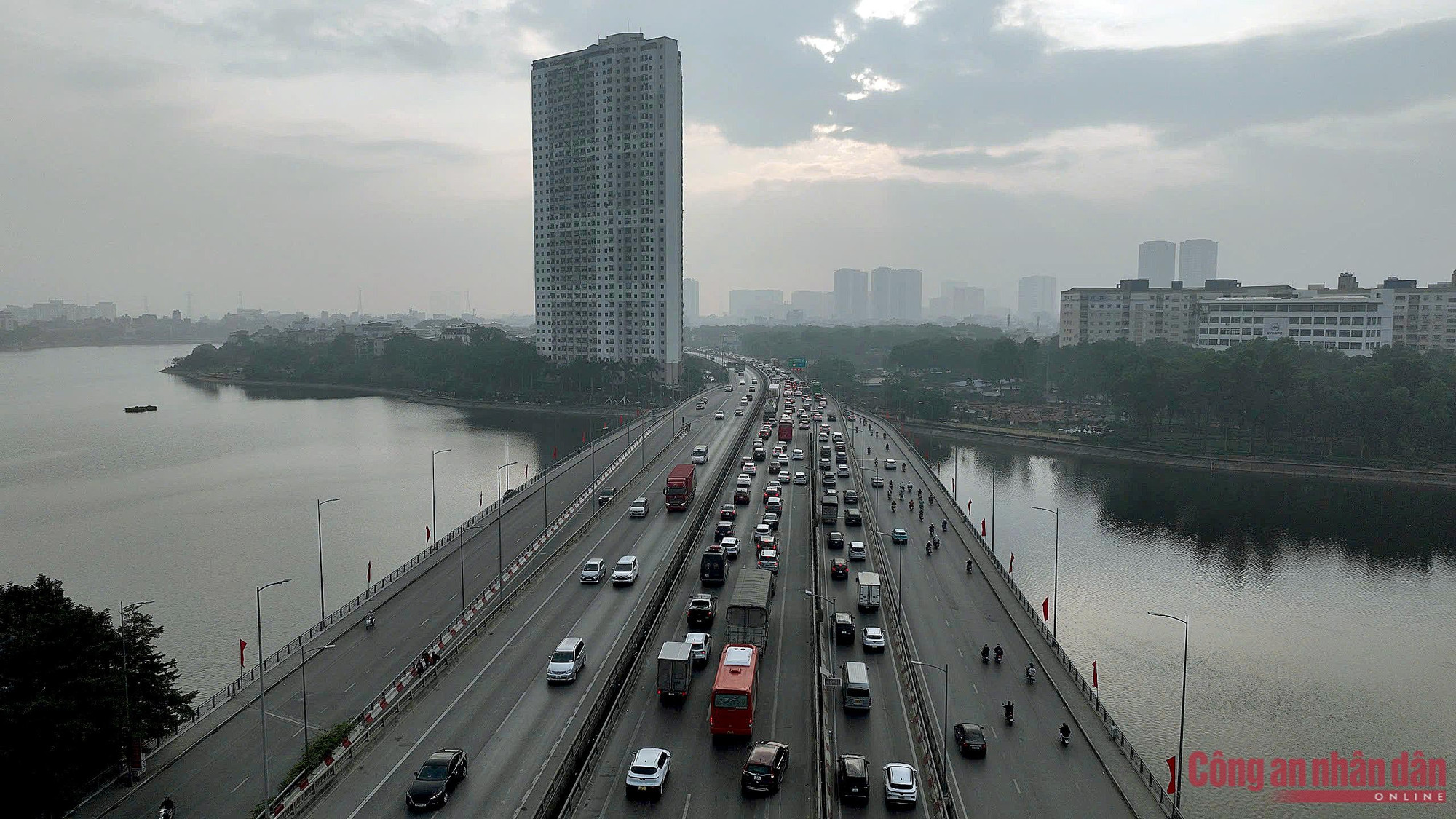 Ngày cuối nghỉ Tết, CSGT Hà Nội chốt trực đảm bảo giao thông đón người dân trở về -0