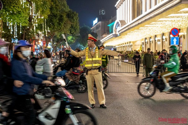 Trung tá Trần Quang Chinh (Đội phó Đội CSGT số 1, Phòng CSGT Công an TP Hà Nội) chia sẻ, thực hiện nghiêm Kế hoạch của Công an thành phố, đơn vị đã triển khai 100% CBCS tập trung cao độ cho nhiệm vụ bảo đảm TTATGT, bố trí lực lượng phù hợp theo từng khung giờ, từng địa bàn trọng điểm, kiên quyết không để phát sinh điểm nóng về giao thông. Bên cạnh công tác phòng chống ùn tắc, các tổ tuần tra kiểm soát lưu động cũng được tăng cường trên các tuyến đường trọng điểm, xử lý nghiêm vi phạm nồng độ cồn cũng như các hành vi là nguyên nhân trực tiếp dẫn đến tai nạn giao thông như: không chấp hành hiệu lệnh đèn tín hiệu giao thông, chở quá số người quy định, không đội mũ bảo hiểm, thanh thiếu niên phóng nhanh, lạng lách, gây rối trật tự công cộng.