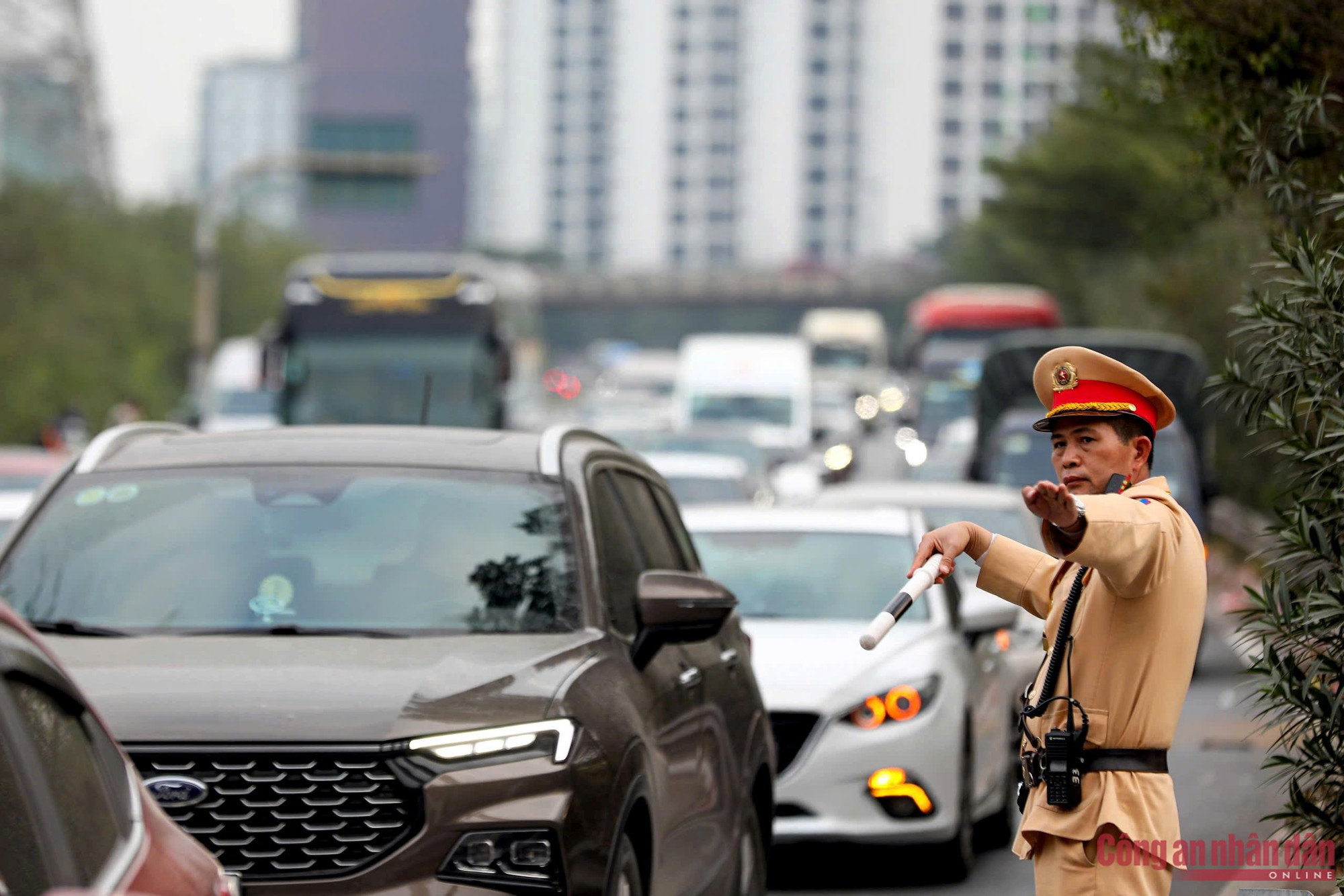 Ngày cuối nghỉ Tết, CSGT Hà Nội chốt trực đảm bảo giao thông đón người dân trở về -4