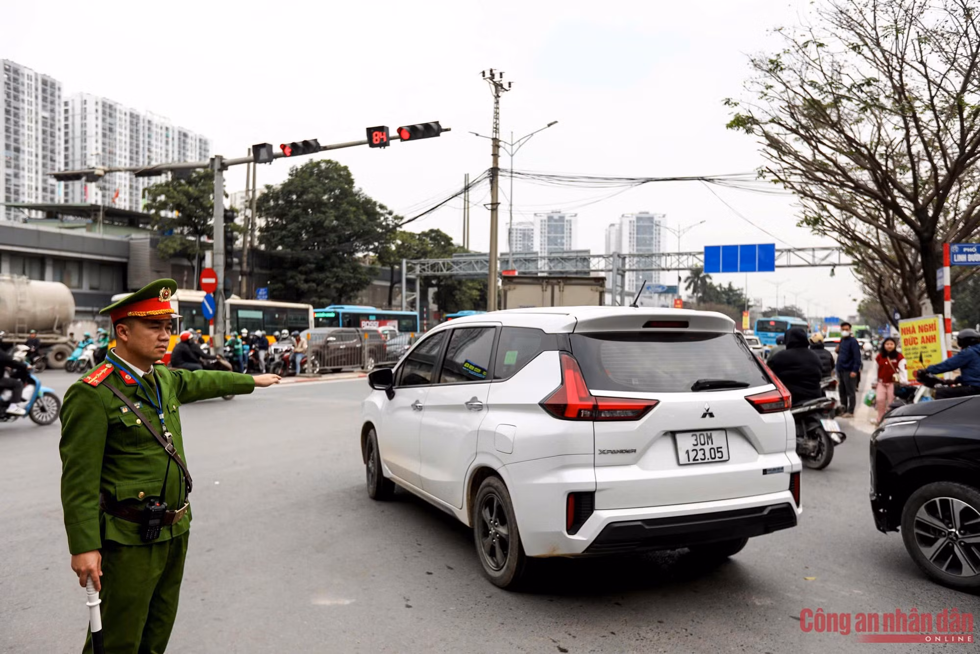 Ngày cuối nghỉ Tết, CSGT Hà Nội chốt trực đảm bảo giao thông đón người dân trở về -3