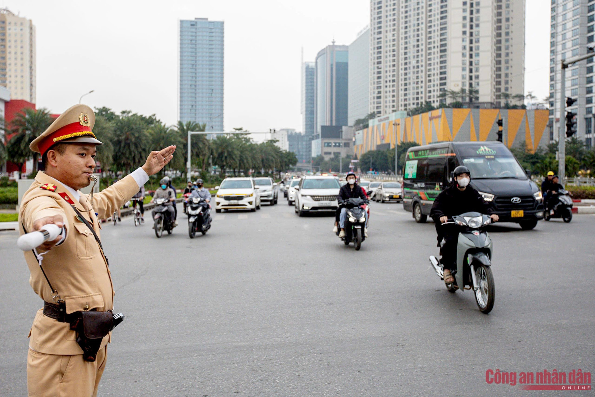 Ngày cuối nghỉ Tết, CSGT Hà Nội chốt trực đảm bảo giao thông đón người dân trở về -2