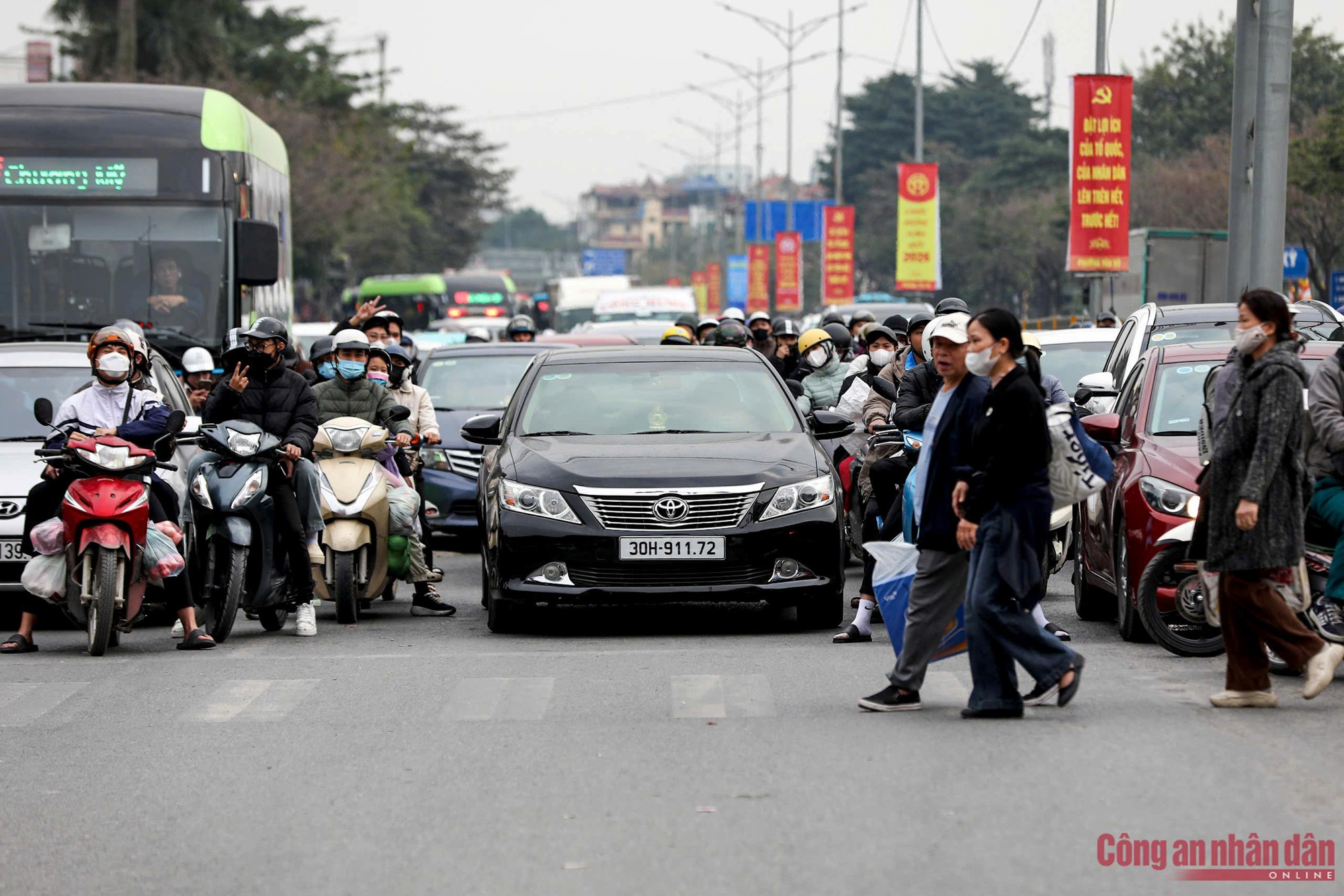 Ngày cuối nghỉ Tết, CSGT Hà Nội chốt trực đảm bảo giao thông đón người dân trở về -1