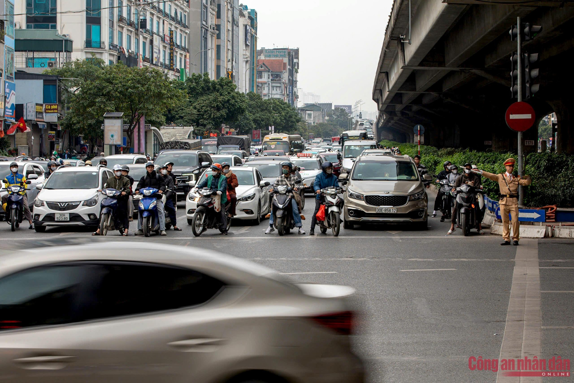 Ngày cuối nghỉ Tết, CSGT Hà Nội chốt trực đảm bảo giao thông đón người dân trở về -5