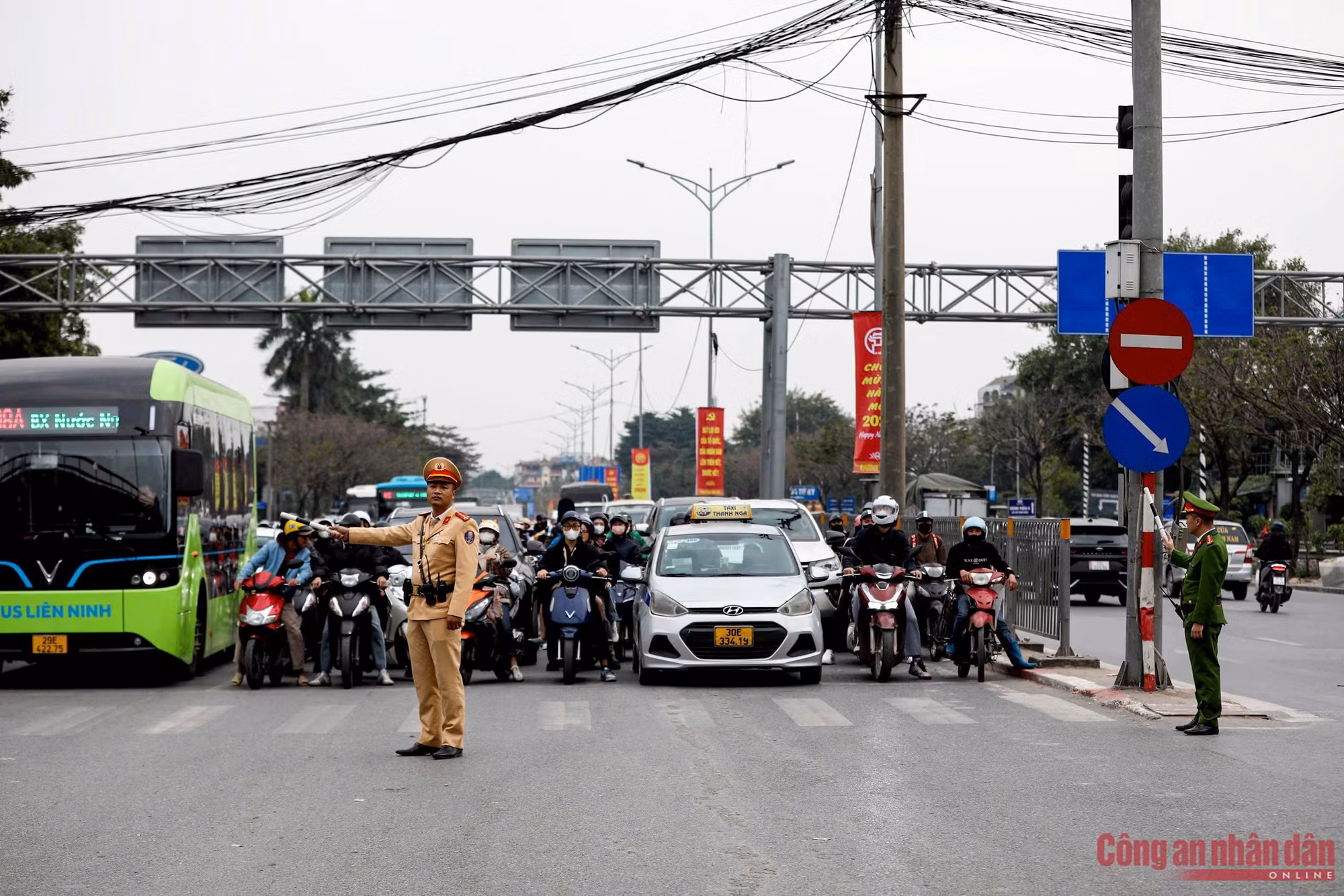 Ngày cuối nghỉ Tết, CSGT Hà Nội chốt trực đảm bảo giao thông đón người dân trở về -2