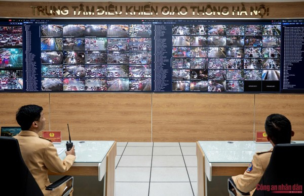 22h đêm 31/12, các CBCS vẫn đang thực hiện nhiệm vụ ứng trực tại Trung tâm điều khiển giao thông Hà Nội.