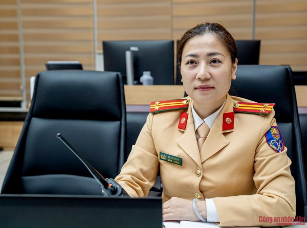 Trung tá Bùi Thị Thơm (cán bộ Đội Chỉ huy giao thông và điều khiển đèn tín hiệu giao thông) chia sẻ, năm nay chị được phân công nhiệm vụ ứng trực tại Trung tâm điều khiển giao thông Hà Nội để phối hợp với các đơn vị trong tổ chức, điều hành giao thông, kịp thời phát hiện và xử lý các tình huống phát sinh, qua đó đảm bảo trật tự an toàn giao thông trong kỳ nghỉ lễ Tết Dương lịch 2026.