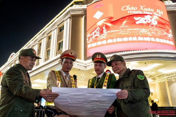 Cán bộ Đội CSGT số 1 phối hợp với Phòng Cảnh sát quản lý hành chính về trật tự xã hội và lực lượng an ninh cơ sở làm nhiệm vụ tại khu vực Hai Bà Trưng - Hàng Bài (phường Cửa Nam, Hà Nội).