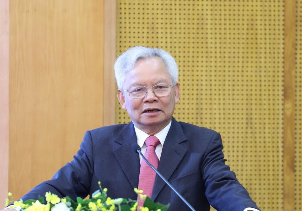 Giáo sư, Tiến sĩ Tạ Ngọc Tấn truyền đạt một số vấn đề mới về quá trình chuẩn bị và văn kiện trình Đại hội XIV của Đảng.