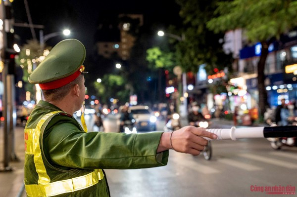 Các chiến sĩ CSGT phối hợp với các lực lượng khác túc trực tại các tuyến đường, khu vui chơi, điểm bắn pháo hoa… để bảo đảm giao thông an toàn, phòng ngừa tội phạm và kịp thời xử lý các tình huống phát sinh.