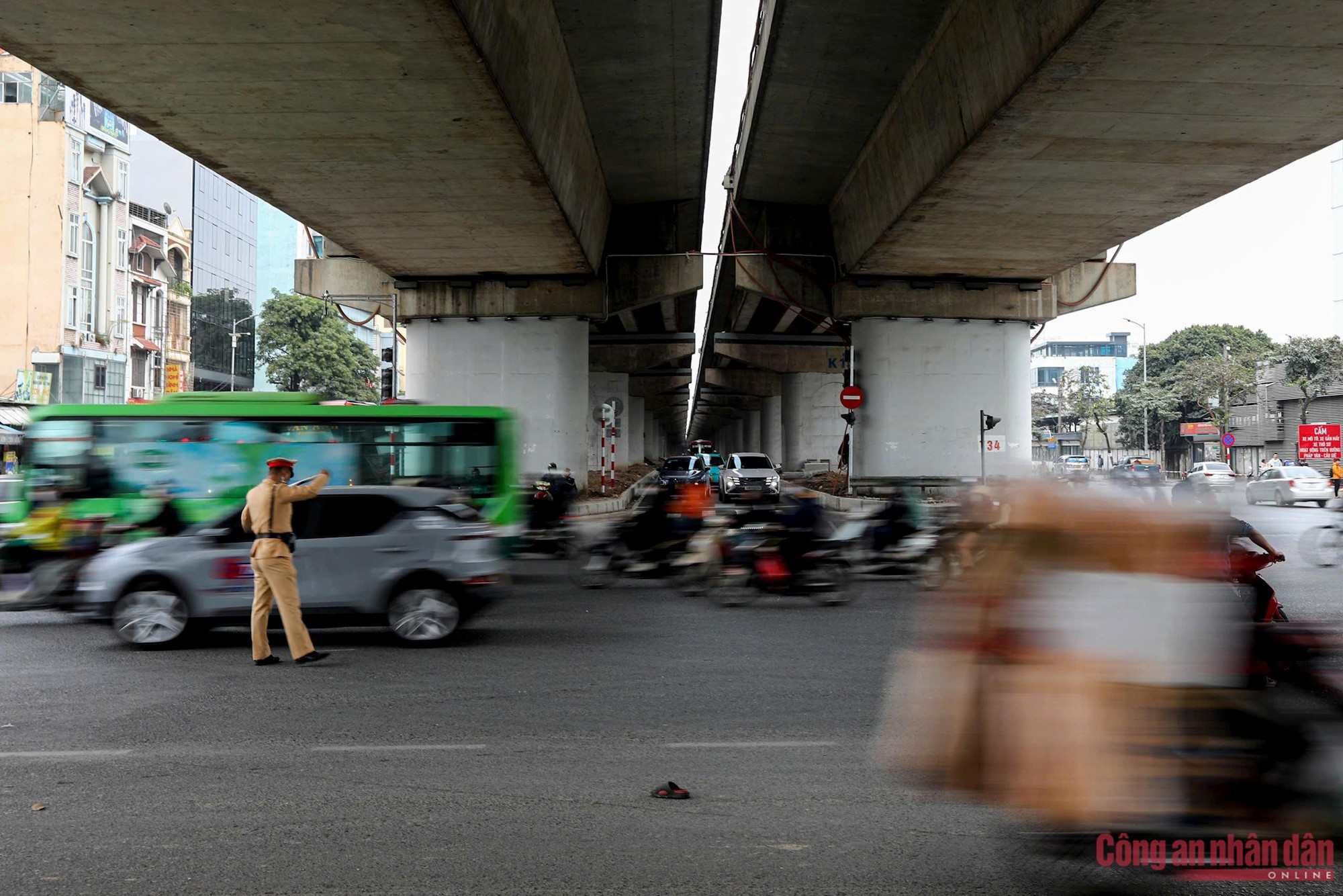 Ngày cuối nghỉ Tết, CSGT Hà Nội chốt trực đảm bảo giao thông đón người dân trở về -0