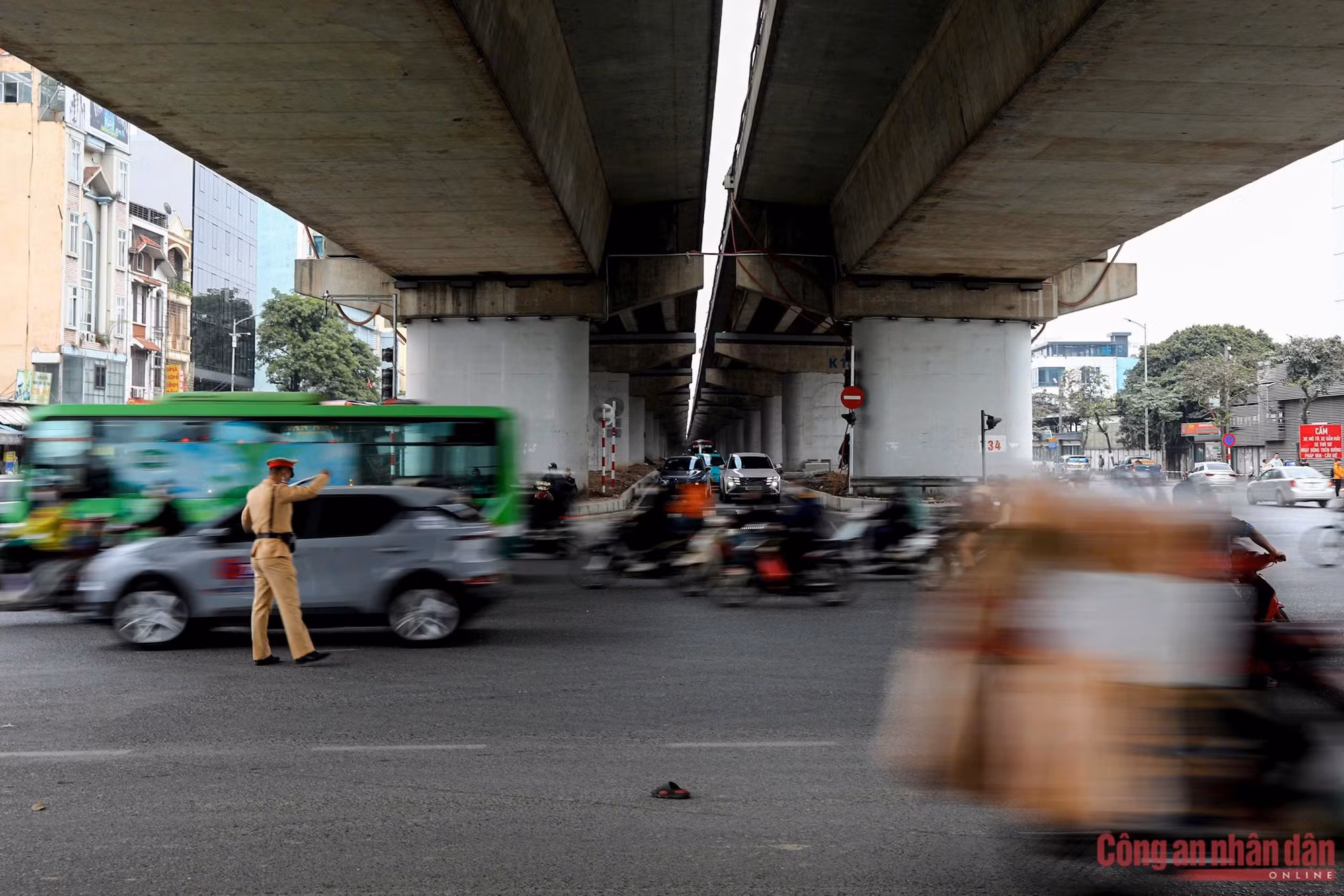 Ngày cuối nghỉ Tết, CSGT Hà Nội chốt trực đảm bảo giao thông đón người dân trở về -0