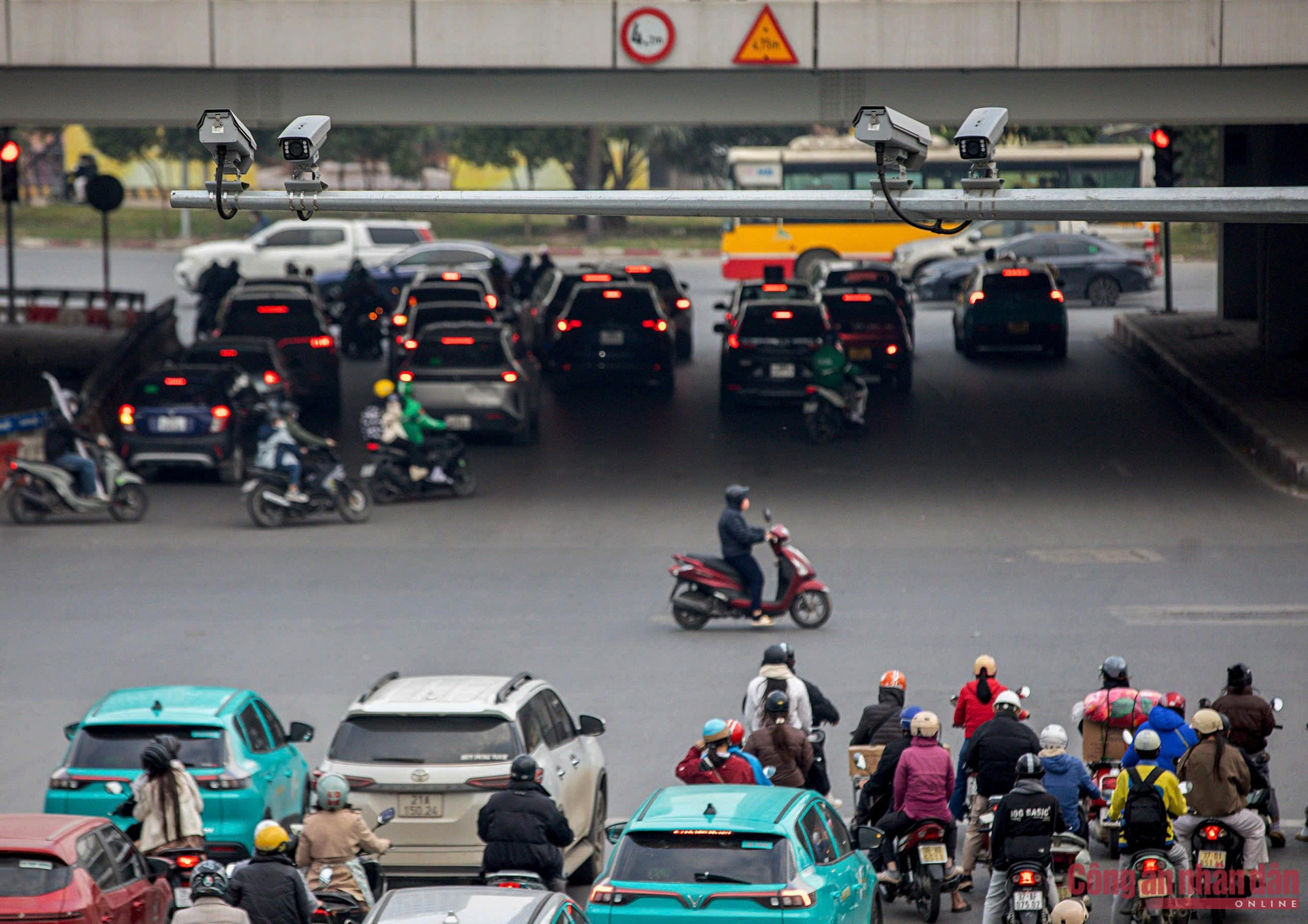 Ngày cuối nghỉ Tết, CSGT Hà Nội chốt trực đảm bảo giao thông đón người dân trở về -0