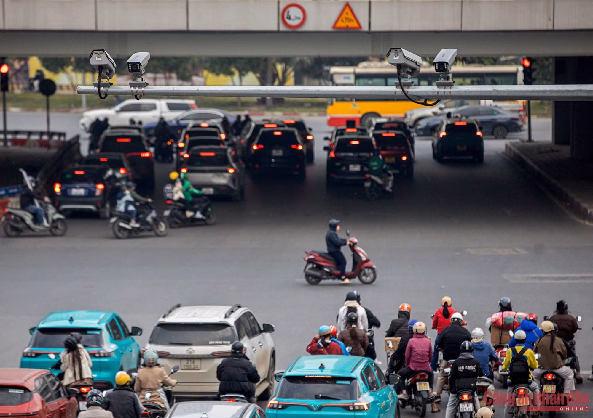 Ngày cuối nghỉ Tết, CSGT Hà Nội chốt trực đảm bảo giao thông đón người dân trở về -0