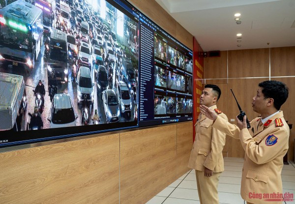 Trung tá Trương Song Thành, Đội trưởng Đội Chỉ huy giao thông và điều khiển đèn tín hiệu giao thông (Phòng CSGT Công an TP Hà Nội) cho biết, trong thời gian nghỉ Tết Dương lịch 2026, Hà Nội sẽ tăng cường giám sát 24/24 giờ thông qua hệ thống camera AI nhằm theo dõi, kịp thời phát hiện, xử lý các tình huống phát sinh về giao thông. Trọng tâm giám sát tập trung tại các tuyến cửa ngõ, bến xe, nhà ga và khu vực tập trung đông người, góp phần bảo đảm giao thông thông suốt, an toàn, phục vụ tốt nhu cầu đi lại của nhân dân trước, trong và sau kỳ nghỉ lễ. Trong ảnh, m àn hình lớn hiển thị hình ảnh theo thời gian tại các nút giao thông của Thủ đô trong đêm cuối cùng của năm 2025.