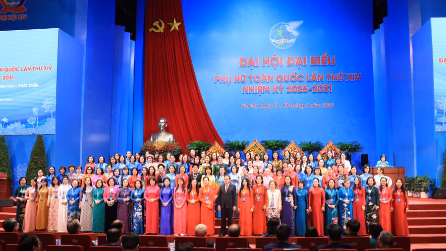 Đoàn Chủ tịch ra mắt đại hội.