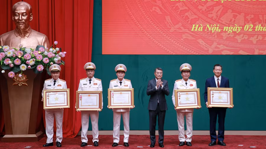 Thủ tướng Chính phủ Lê Minh Hưng trao Huân chương Quân công hạng Nhất tặng 3 cá nhân vì đã có thành tích đặc biệt xuất sắc trong quá trình công tác, góp phần vào sự nghiệp xây dựng chủ nghĩa xã hội và bảo vệ Tổ quốc; trao Huân chương Lao động hạng Ba tặng 2 cá nhân vì đã có thành tích xuất sắc đột xuất trong công tác tham mưu, chuẩn bị, tổ chức, phục vụ Đại hội đại biểu toàn quốc lần thứ XIV của Đảng.