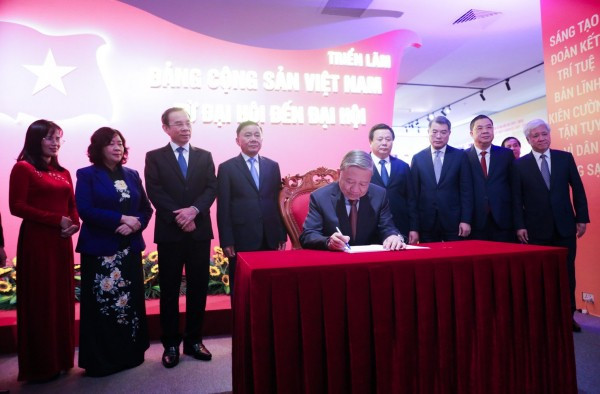 Tổng Bí thư Tô Lâm ghi sổ cảm tưởng sau khi tham quan triển lãm.