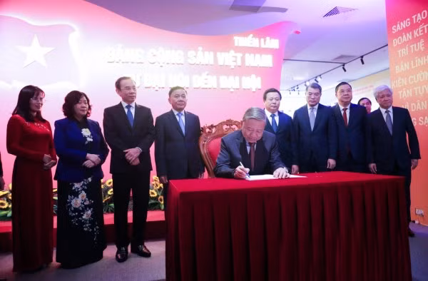 Tổng Bí thư Tô Lâm ghi sổ cảm tưởng sau khi tham quan triển lãm.