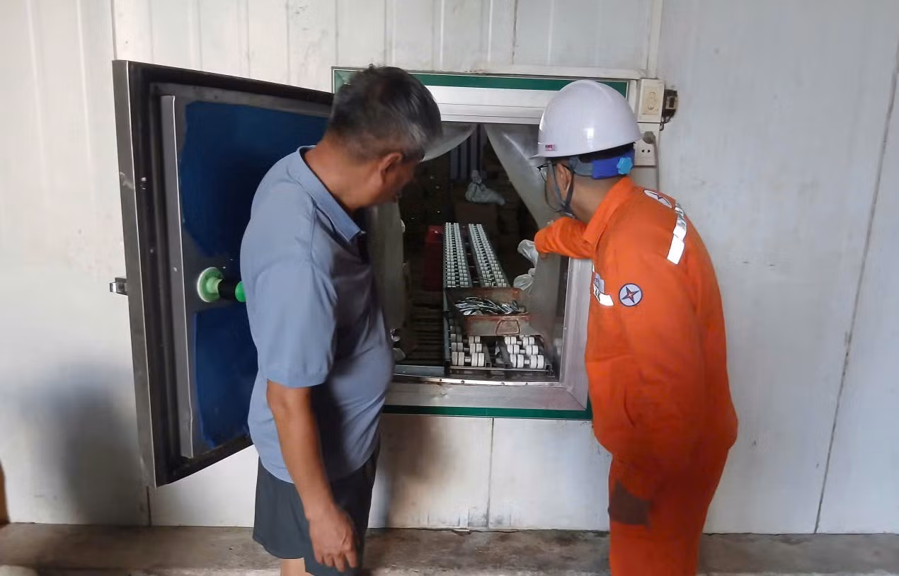 Điện lực Hà Tĩnh chú trọng đảm bảo nguồn điện ổn định tại các trang trại chăn nuôi tập trung.
