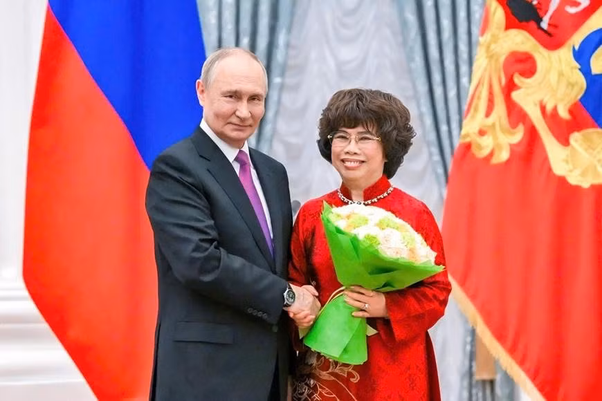Ngày 4/11/2025, tại Điện Kremlin, Tổng thống Nga Vladimir Putin trực tiếp trao Huân chương Hữu nghị của Nhà nước Nga tặng Anh hùng Lao động Thái Hương, Nhà sáng lập Tập đoàn TH.