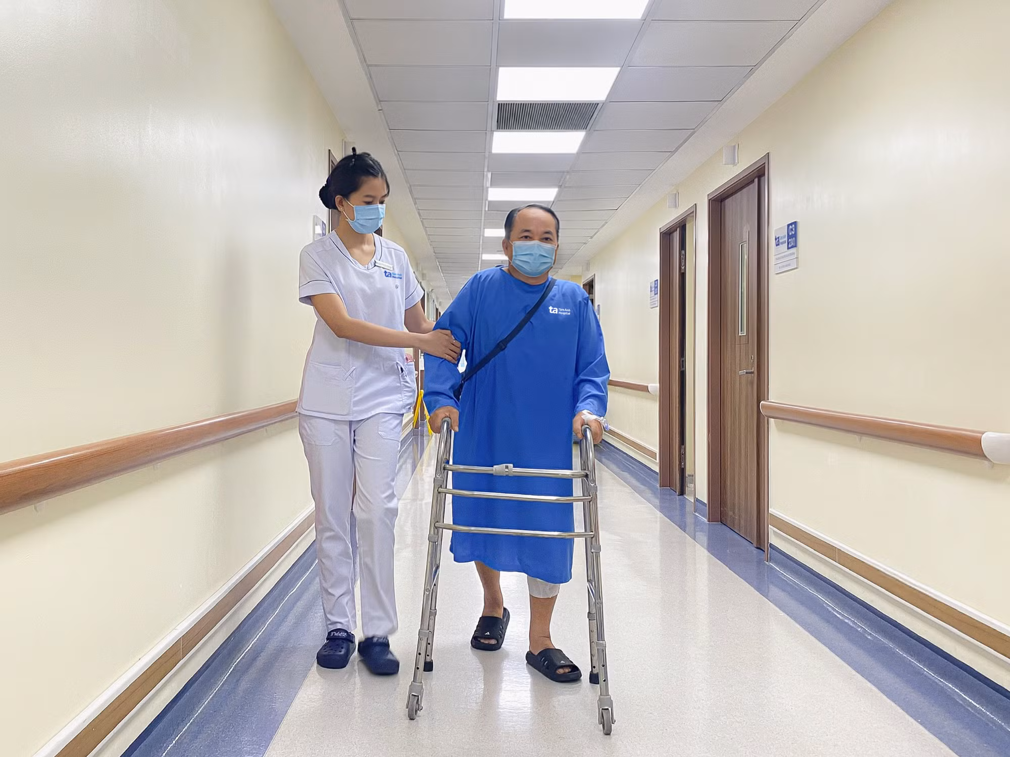 Ông Hào tập đi lại ngay sau phẫu thuật thay khớp bằng robot AI CUVIS-Joint. Ảnh: Bệnh viện Đa khoa Tâm Anh.