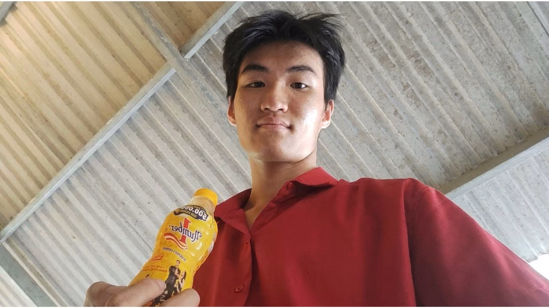 Em Trần Trương Lộc là một trong những khách hàng đầu tiên may mắn trúng giải Nhất trị giá 10 triệu đồng khi tham gia chương trình "Xé ngay trúng liền" từ Nước tăng lực Number 1. (Ảnh: NVCC).