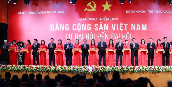 Tổng Bí thư Tô Lâm và các đồng chí lãnh đạo cắt băng khai mạc triển lãm.