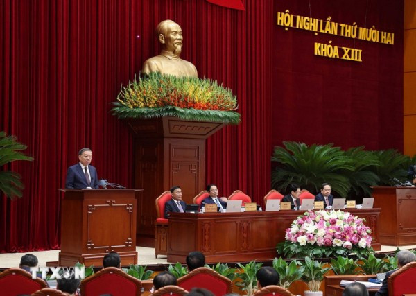 Hội nghị lần này diễn ra trong bối cảnh toàn Đảng, toàn dân, toàn quân ta chuyển trạng thái từ "Vừa chạy vừa xếp hàng" sang "Hàng thẳng, lối thông, đồng lòng cùng tiến" vươn tới tương lai.